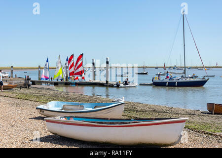 Spiaggia e jetty di Orford Quay, Orford, Suffolk, Inghilterra, Regno Unito Foto Stock