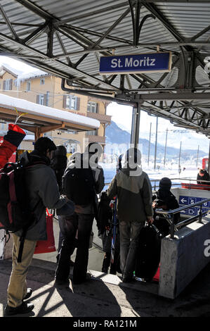 Passngers e gli sciatori che arrivano a San Moritz rail station in Svizzera Foto Stock