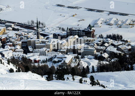 Guardando verso il basso sulla stazione sciistica di San Moritz dalle piste da sci al Piz Nair, 3057m/10000 ft in Svizzera Foto Stock