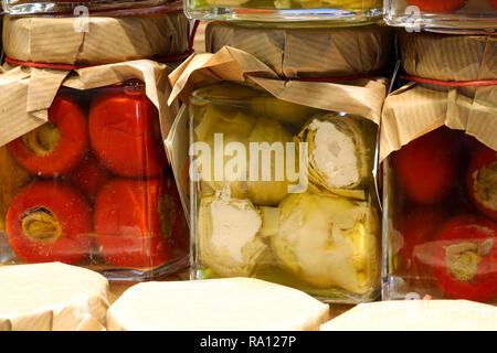 Peperoni rossi con interno di tonno e carciofi in olio in vendita nel negozio italiano Foto Stock