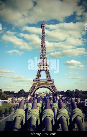 Torre Eiffer dal Trocadero Quartier a Parigi e i cannoni con il vecchio vintage effetto tonico Foto Stock