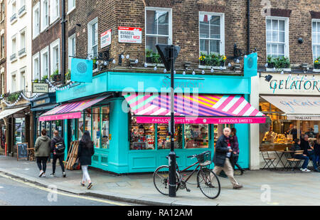 Negozi colorati in corrispondenza della zona di spigolo di Catherine e Russell street, Covent Garden, Londra, WC2, Inghilterra, Regno Unito. Foto Stock