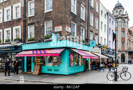 Negozi colorati in corrispondenza della zona di spigolo di Catherine e Russell street, Covent Garden, Londra, WC2, Inghilterra, Regno Unito. Foto Stock