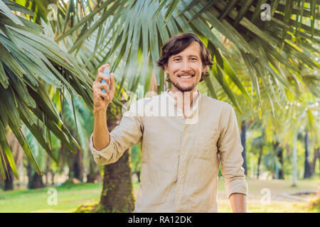 Giovane uomo zanzara di spruzzatura repellente per insetti in forrest, protezione dagli insetti Foto Stock