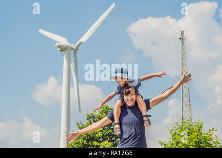 Padre figlio che porta sulle spalle e agitando le braccia come un mulino a vento Foto Stock