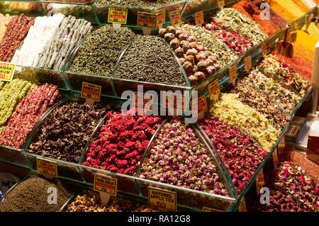 Tisane in vendita presso il bazaar egiziano, Istanbul Foto Stock