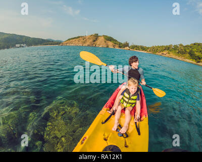 Padre e figlio kayak al Tropical Ocean Foto Stock