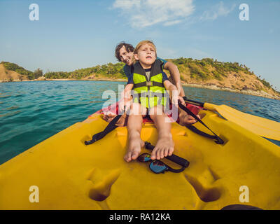 Padre e figlio kayak al Tropical Ocean Foto Stock