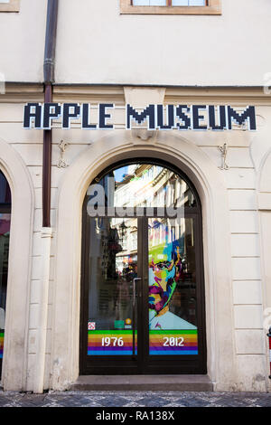 Praga, Repubblica ceca - Aprile 2018: facciata del Museo Apple presso la vecchia citta' di Praga Foto Stock
