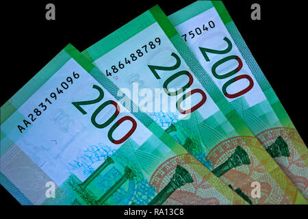 Close-up della nuova moneta russa, le banconote che vale la pena di duecento rubli. duecento ruble note rublo russo su sfondo nero Foto Stock