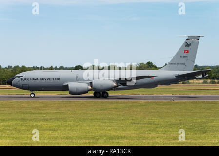 Un Boeing KC-135R Stratotanker refuelling aeree aerei dell'aviazione turca presso il Royal International Air Tattoo, RAF Fairford. Foto Stock