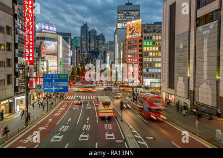 Paesaggio urbano nel quartiere degli affari di Shinjuku di notte, Tokyo, Giappone Foto Stock