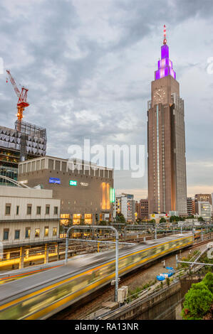 Takashimaya Timesquare e NTT Docomo Building all'alba, Tokyo, Giappone Foto Stock