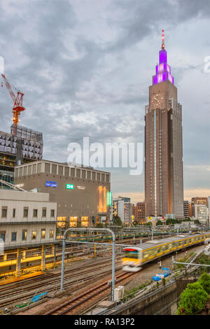 Takashimaya Timesquare e NTT Docomo Building all'alba, Tokyo, Giappone Foto Stock