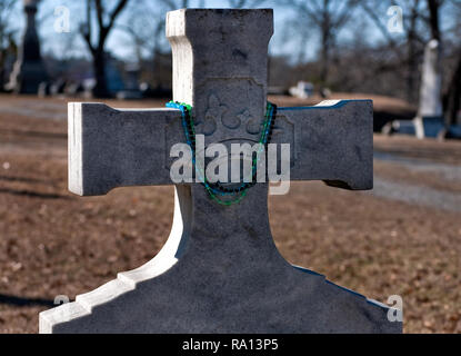 Mardi Gras perle decorano la lapide di Lawrence Mitchell, un gitano, al Rose Hill Cemetery in Meridian, Mississippi. Foto Stock