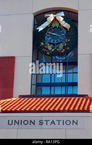 Una ghirlanda decora la Union Station su gen. 11, 2011 a Meridian, Mississippi. La stazione è elencato nel Registro Nazionale dei Luoghi Storici. Foto Stock