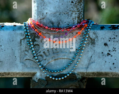 Mardi Gras perle decorano la lapide del gypsy queen Kelly Mitchell al Rose Hill Cemetery in Meridian, Mississippi. Foto Stock