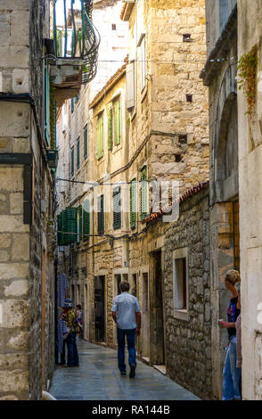 Uomo che cammina verso il basso di uno stretto vicolo modo in Split, Croazia Foto Stock