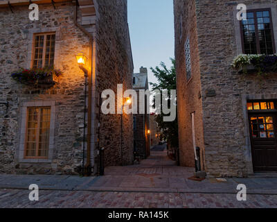 Uno stretto vicolo lungo di Notre-Dame Street nella città vecchia,Canada Foto Stock