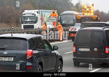 10.02.2018, Bayern, Allersberg, Deutschland, Mitarbeiter der Autobahnmeisterei sperren die Ueberholspur auf der A9 aufgrund einer Oelspur. 00S180210D1 Foto Stock