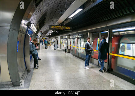 London, Regno Unito - 29 Aprile 2018: Jubilee line treno alla moderna stazione di London Bridge. La Jubilee line è la linea più recente sulla rete. Foto Stock