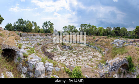 Vista panoramica di rovine dell'antico anfiteatro romano di Siracusa (Anfiteatro romano di Siracusa), Sicilia, Italia Foto Stock
