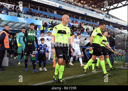 Reggio Emilia, Italia. 29 Dic, 2018. . Foto di Massimo Paolone/LaPresse 29 dicembre 2018 Reggio Emilia, Italia sport calcio Sassuolo vs Atalanta - Campionato di calcio di Serie A TIM 2018/2019 - stadio "Mapei - Citt&#xe0; del Tricolore" nella foto: introduzione delle squadre in campo Photo Massimo Paolone/LaPresse Dicembre 29, 2018 a Reggio Emilia, Italia sport soccer Sassuolo vs Atalanta - Italian Football Championship League A TIM 2018/2019 - "Mapei stadio". Credito: LaPresse/Alamy Live News Credito: LaPresse/Alamy Live News Foto Stock