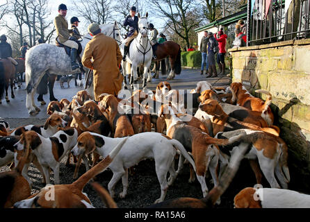 Birtle, Lancashire, Regno Unito. Il 29 dicembre, 2018. Cavalieri si riuniscono per un cross country course pubblicizzato come un "Caccia Ride speciale Natale". Cani da Caccia Holcombe sono in mostra. Molti dei piloti sono indossando i ponticelli di natale e i loro cavalli indossando tinsel. Il Pack Horse, Birtle, Lancashire, Regno Unito. Regno Unito, 29 dicembre 2018 (C)Barbara Cook/Alamy Live News Credito: Barbara Cook/Alamy Live News Foto Stock