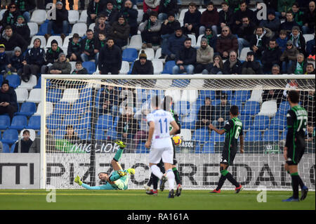 Reggio Emilia, Italia. 29 Dic, 2018. . .Foto Massimo Paolone/LaPresse 29 dicembre 2018 Reggio Emilia, Italia sport calcio Sassuolo vs Atalanta - Campionato di calcio di Serie A TIM 2018/2019 - stadio "Mapei - Citt&#xe0; del Tricolore" nella foto: Alejandro Gomez (Atalanta Bergamasca Calcio) realizza il gol 0-2 Photo Massimo Paolone/LaPresse Dicembre 29, 2018 a Reggio Emilia, Italia sport soccer Sassuolo vs Atalanta - Italian Football Championship League A TIM 2018/2019 - "Mapei stadio". Credito: LaPresse/Alamy Live News Credito: LaPresse/Alamy Live News Foto Stock