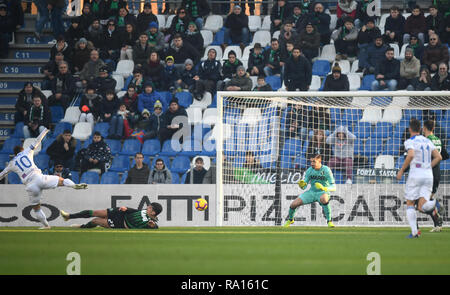 Reggio Emilia, Italia. 29 Dic, 2018. . .Foto Massimo Paolone/LaPresse 29 dicembre 2018 Reggio Emilia, Italia sport calcio Sassuolo vs Atalanta - Campionato di calcio di Serie A TIM 2018/2019 - stadio "Mapei - Citt&#xe0; del Tricolore" nella foto: Alejandro Gomez (Atalanta Bergamasca Calcio) realizza il gol 0-2 Photo Massimo Paolone/LaPresse Dicembre 29, 2018 a Reggio Emilia, Italia sport soccer Sassuolo vs Atalanta - Italian Football Championship League A TIM 2018/2019 - "Mapei stadio". Credito: LaPresse/Alamy Live News Credito: LaPresse/Alamy Live News Foto Stock