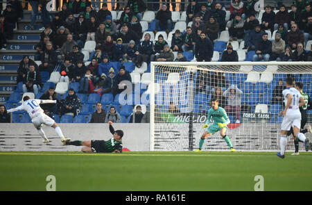 Reggio Emilia, Italia. 29 Dic, 2018. . .Foto Massimo Paolone/LaPresse 29 dicembre 2018 Reggio Emilia, Italia sport calcio Sassuolo vs Atalanta - Campionato di calcio di Serie A TIM 2018/2019 - stadio "Mapei - Citt&#xe0; del Tricolore" nella foto: Alejandro Gomez (Atalanta Bergamasca Calcio) realizza il gol 0-2 Photo Massimo Paolone/LaPresse Dicembre 29, 2018 a Reggio Emilia, Italia sport soccer Sassuolo vs Atalanta - Italian Football Championship League A TIM 2018/2019 - "Mapei stadio". Credito: LaPresse/Alamy Live News Credito: LaPresse/Alamy Live News Foto Stock