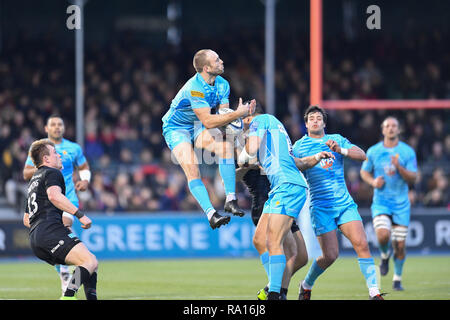 Londra, Regno Unito. 29 Dic, 2018. Chris Pennell di Worcester Warriors salta in aria per prendere la palla durante la Premiership Gallagher Rugby Round 11 match tra Saraceni e Worcester Warriors al Parco di Allianz il Sabato, 29 dicembre 2018. Londra Inghilterra. (Solo uso editoriale, è richiesta una licenza per uso commerciale. Nessun uso in scommesse, giochi o un singolo giocatore/club/league pubblicazioni.) Credito: Taka G Wu/Alamy News Credito: Taka Wu/Alamy Live News Foto Stock