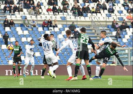 Reggio Emilia, Italia. 29 Dic, 2018. . Foto di Massimo Paolone/LaPresse 29 dicembre 2018 Reggio Emilia, Italia sport calcio Sassuolo vs Atalanta - Campionato di calcio di Serie A TIM 2018/2019 - stadio "Mapei - Citt&#xe0; del Tricolore" nella foto: Gianluca Mancini (Atalanta Bergamasca Calcio) realizza il gol 1-3 Photo Massimo Paolone/LaPresse Dicembre 29, 2018 a Reggio Emilia, Italia sport soccer Sassuolo vs Atalanta - Italian Football Championship League A TIM 2018/2019 - "Mapei stadio". Credito: LaPresse/Alamy Live News Credito: LaPresse/Alamy Live News Foto Stock