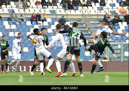 Reggio Emilia, Italia. 29 Dic, 2018. . Foto di Massimo Paolone/LaPresse 29 dicembre 2018 Reggio Emilia, Italia sport calcio Sassuolo vs Atalanta - Campionato di calcio di Serie A TIM 2018/2019 - stadio "Mapei - Citt&#xe0; del Tricolore" nella foto: Gianluca Mancini (Atalanta Bergamasca Calcio) realizza il gol 1-3 Photo Massimo Paolone/LaPresse Dicembre 29, 2018 a Reggio Emilia, Italia sport soccer Sassuolo vs Atalanta - Italian Football Championship League A TIM 2018/2019 - "Mapei stadio". Credito: LaPresse/Alamy Live News Credito: LaPresse/Alamy Live News Foto Stock