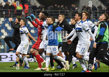 Reggio Emilia, Italia. 29 Dic, 2018. Foto di Massimo Paolone/LaPresse 29 dicembre 2018 Reggio Emilia, Italia sport calcio Sassuolo vs Atalanta - Campionato di calcio di Serie A TIM 2018/2019 - stadio "Mapei - Citt&#xe0; del Tricolore" nella foto: i giocatori dell'Atalanta esultano per la vittoria Photo Massimo Paolone/LaPresse Dicembre 29, 2018 a Reggio Emilia, Italia sport soccer Sassuolo vs Atalanta - Italian Football Championship League A TIM 2018/2019 - "Mapei stadio". Credito: LaPresse/Alamy Live News Credito: LaPresse/Alamy Live News Foto Stock