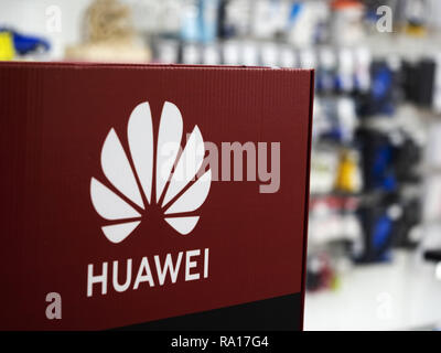 Kiev, Ucraina. 28 dicembre, 2018. Huawei logo che si vede all'entrata del negozio. Credito: Igor Golovniov SOPA/images/ZUMA filo/Alamy Live News Foto Stock