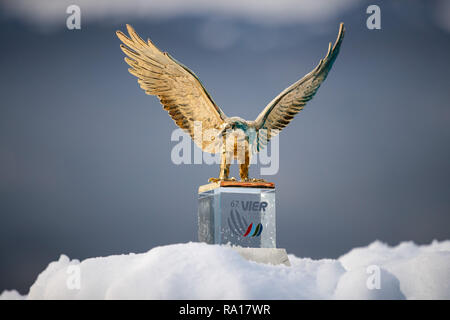 Oberstdorf, Germania. 29 Dic, 2018. Salto con gli sci: Torneo delle quattro colline, grandi colline, uomini, qualifica. Il vincitore del trofeo tour. Credito: Daniel Karmann/dpa/Alamy Live News Foto Stock
