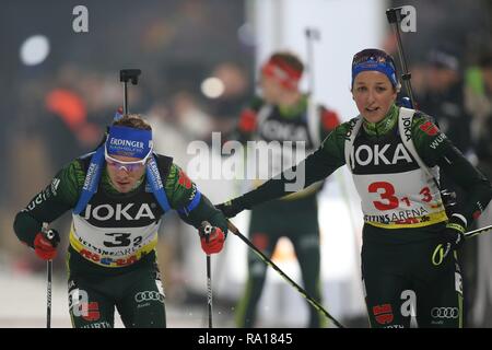 Gelsenkirchen, Germania . 29 Dic, 2018. firo: 29.12.2018 Il biathlon, joka sul biathlon Schalke, Wechsel, Simon Schempp, Germania, Franziska Preuss, Germania, mezza figura, | Utilizzo di credito in tutto il mondo: dpa/Alamy Live News Credito: dpa picture alliance/Alamy Live News Foto Stock