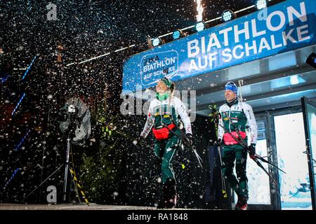 Gelsenkirchen, Germania . 29 Dic, 2018. firo: 29.12.2018 Il biathlon, joka sul biathlon Schalke, Dorothea Wierer, Italia, Lukas Hofer, Italia, figura intera, depositante, funzione generale | Utilizzo di credito in tutto il mondo: dpa/Alamy Live News Credito: dpa picture alliance/Alamy Live News Foto Stock