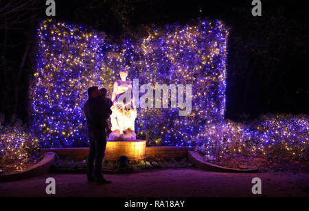 Houston, Texas, SA. Il 28 dicembre, 2018. Houston, migliaia di abbagli illuminata i giardini durante il caso del villaggio di Natale presso il Bayou Bend con Babbo Natale e la sua renna venerdì. La manifestazione si svolge qui da Dic. 14. Gen 5, 2019. Un uomo e il suo piccolo ragazzo guarda le decorazioni illuminato a Bayou Bend Raccolta e giardini in Houston, Texas, Stati Uniti, il 28 dicembre, 2018. Credito: Xinhua/Alamy Live News Foto Stock