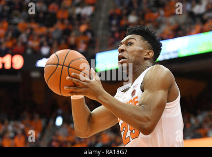 Syracuse, NY, STATI UNITI D'AMERICA. 29 Dic, 2018. Siracusa junior guard Tyus battaglia (25) guarda a sparare durante la prima metà del gioco. Il Syracuse Orange ospita San Bonaventura Bonnies al Carrier Dome in Syracuse, New York. Foto di Alan Schwartz/Cal Sport Media/Alamy Live News Foto Stock