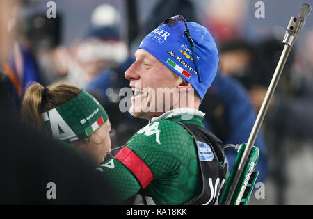 Gelsenkirchen (Germania). 29 Dic, 2018. Biatleti italiano Dorothea Wierer (l-r) e Lukas Hofer celebrare la vittoria al XVII del Mondo Biathlon Team Challenge (WTC) nella Veltins Arena. Credito: Friso Gentsch/dpa/Alamy Live News Foto Stock