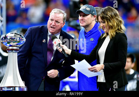 Atlanta, Georgia. 29 Dic, 2018. Peach Bowl CEO e Presidente Bob Somers e University of Florida Coach Dan Mullen in azione durante il Chick-Fil-una ciotola di pesche, dotato della Florida Gators e il Michigan ghiottoni, giocato a Mercedes Benz Stadium di Atlanta, Georgia. Bill McGuire/CSM/Alamy Live News Foto Stock