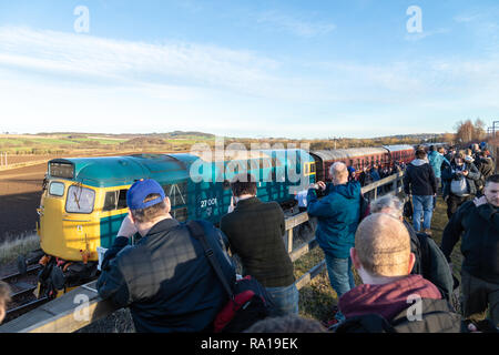 Bo'ness, Scotland, Regno Unito. Il 29 dicembre 2018. Il Bo'ness e Kinneil Railway invernale annuale Gala Diesel attira centinaia di appassionati di treni provenienti da tutto il Regno Unito. L'evento offre agli ospiti locomotive diesel tirando un treno passeggeri lungo 5 miglio lungo la linea da Bo'ness stazione a stazione di Manuel. © Garry Cornes / Alamy Live News ​ Foto Stock