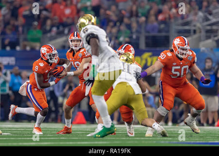 Arlington, Texas, Stati Uniti d'America. 29 Dic, 2018. Dicembre 29, 2018 - Arlington, Texas, Stati Uniti - Clemson Tigers quarterback Trevor Lawrence (16) mani il pallone a Clemson Tigers running back Travis Etienne (9) nel College Football Playoff semifinale al Goodyear Cotton Bowl Classic tra la cattedrale di Notre Dame Fighting Irish e la Clemson Tigers di AT&T Stadium di Arlington, Texas. Credito: Adam Lacy/ZUMA filo/Alamy Live News Foto Stock