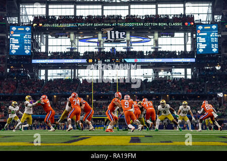 Arlington, Texas, Stati Uniti d'America. 29 Dic, 2018. Dicembre 29, 2018 - Arlington, Texas, Stati Uniti - Clemson Tigers quarterback Trevor Lawrence (16) mani il pallone a Clemson Tigers running back Travis Etienne (9) nel College Football Playoff semifinale al Goodyear Cotton Bowl Classic tra la cattedrale di Notre Dame Fighting Irish e la Clemson Tigers di AT&T Stadium di Arlington, Texas. Credito: Adam Lacy/ZUMA filo/Alamy Live News Foto Stock