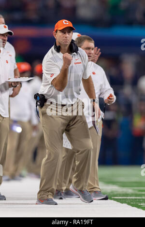 Arlington, Texas, Stati Uniti d'America. 29 Dic, 2018. Dicembre 29, 2018 - Arlington, Texas, Stati Uniti - Clemson Tigers head coach Dabo Swinney celebra dopo un punto extra tentativo è riuscito nel College Football Playoff semifinale al Goodyear Cotton Bowl Classic tra la cattedrale di Notre Dame Fighting Irish e la Clemson Tigers di AT&T Stadium di Arlington, Texas. Credito: Adam Lacy/ZUMA filo/Alamy Live News Foto Stock