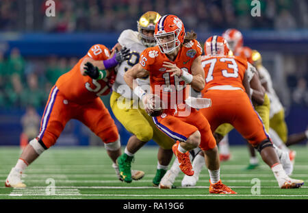 Arlington, Texas, Stati Uniti d'America. 29 Dic, 2018. Dicembre 29, 2018 - Arlington, Texas, Stati Uniti - Clemson Tigers quarterback Trevor Lawrence (16) codifica fuori della tasca nel College Football Playoff semifinale al Goodyear Cotton Bowl Classic tra la cattedrale di Notre Dame Fighting Irish e la Clemson Tigers di AT&T Stadium di Arlington, Texas. Credito: Adam Lacy/ZUMA filo/Alamy Live News Foto Stock