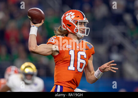 Arlington, Texas, Stati Uniti d'America. 29 Dic, 2018. Dicembre 29, 2018 - Arlington, Texas, Stati Uniti - Clemson Tigers quarterback Trevor Lawrence (16) tenta un passaggio nel College Football Playoff semifinale al Goodyear Cotton Bowl Classic tra la cattedrale di Notre Dame Fighting Irish e la Clemson Tigers di AT&T Stadium di Arlington, Texas. Credito: Adam Lacy/ZUMA filo/Alamy Live News Foto Stock