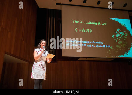 New York, Stati Uniti d'America. Il 29 dicembre 2018. Carrie Feyerabend ospita una mostra pubblica dell'Università dello Stato di New York a Buffalo (UB) di Buffalo, nello Stato di New York, gli Stati Uniti il 9 novembre 16, 2018. Porta Feyerabend è uno degli Stati Uniti e di artisti cinesi dall'Istituto Confucio dell Opera Cinese (CICO) a Binghamton University (BU) che sono stati presentati in un incredibile spettacolo della 'incredibile opera cinese' a metà novembre come l'evento di chiusura dell'Università Internazionale di Educazione alla settimana, un'iniziativa annuale per celebrare e promuovere l educazione internazionale e di scambio. Credito: Xinhua/Alamy Live Foto Stock